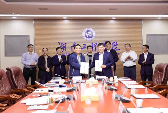 http://www.hnie.edu.cn/__local/8/55/A0/A27551BE660038CFCF7D70B06F6_BBB4455D_5A662.png?e=.png